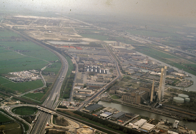 831989 Luchtfoto van het industrieterrein Lage Weide te Utrecht met rechts op de voorgrond de electrische centrale Lage ...